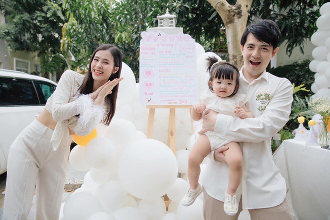 Vợ chồng Đông Nhi không giấu nổi niềm hạnh phúc trong ngày mừng tuổi mới của con gái.