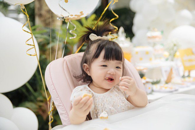 Winnie ngồi ăn thôi cũng đủ để mọi người ngắm nhìn lâu hơn.