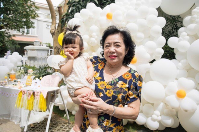 Rất ít khi lộ diện, nay bà nội quyền lực đã có mặt tại sinh nhật cháu gái cưng.