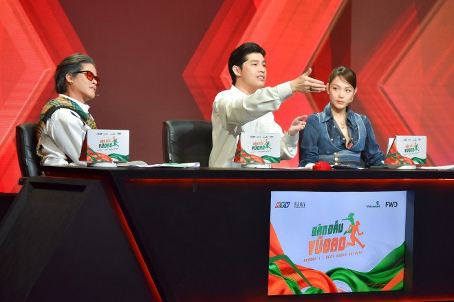 Minh Hằng ngồi ghế nóng với 2 giám khảo chính Noo Phước Thịnh và John Huy Trần.