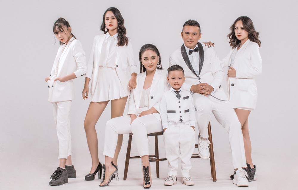 Tổ ấm đông con của Tú Dưa, trong đó 3 cô con gái lớn (đứng) là con riêng của anh và 2 người vợ đầu. Nam nhạc sĩ có thêm 1 cậu con trai sau khi tái hôn với Lam Trang.