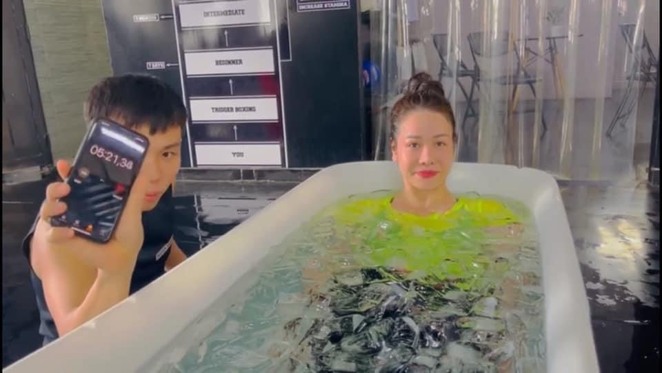 Vì đẹp hi sinh amp;#34;đóng băngamp;#34; cơ thể: Hồ Hà tưởng không qua khỏi, Nhật Kim Anh đỏ cả người - 8
