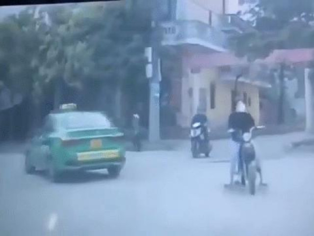 Clip Eva - Clip: Vừa đi đường vừa uống trà sữa, cô gái đâm thẳng vào đầu ô tô