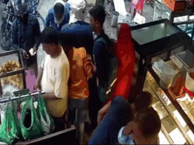 Clip Eva - Đang đứng mua bánh, 10 người dân bị hố tử thần "nuốt chửng"