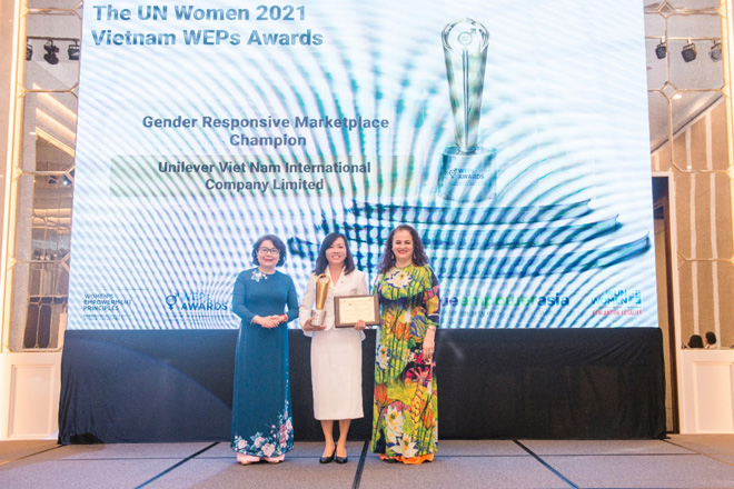 Đại diện Unilever Việt Nam (giữa) nhận giải Bình đẳng giới tại thị trường của WEPs Awards