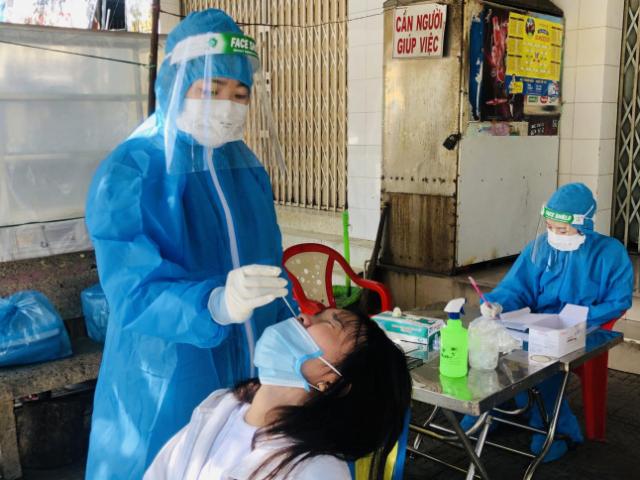 COVID-19 27/10: Test nhanh phát hiện hàng trăm học sinh dương tính COVID-19 tại 3 trường học