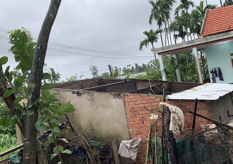 Một ngôi nhà bị tốc mái hoàn toàn. Ảnh: TN