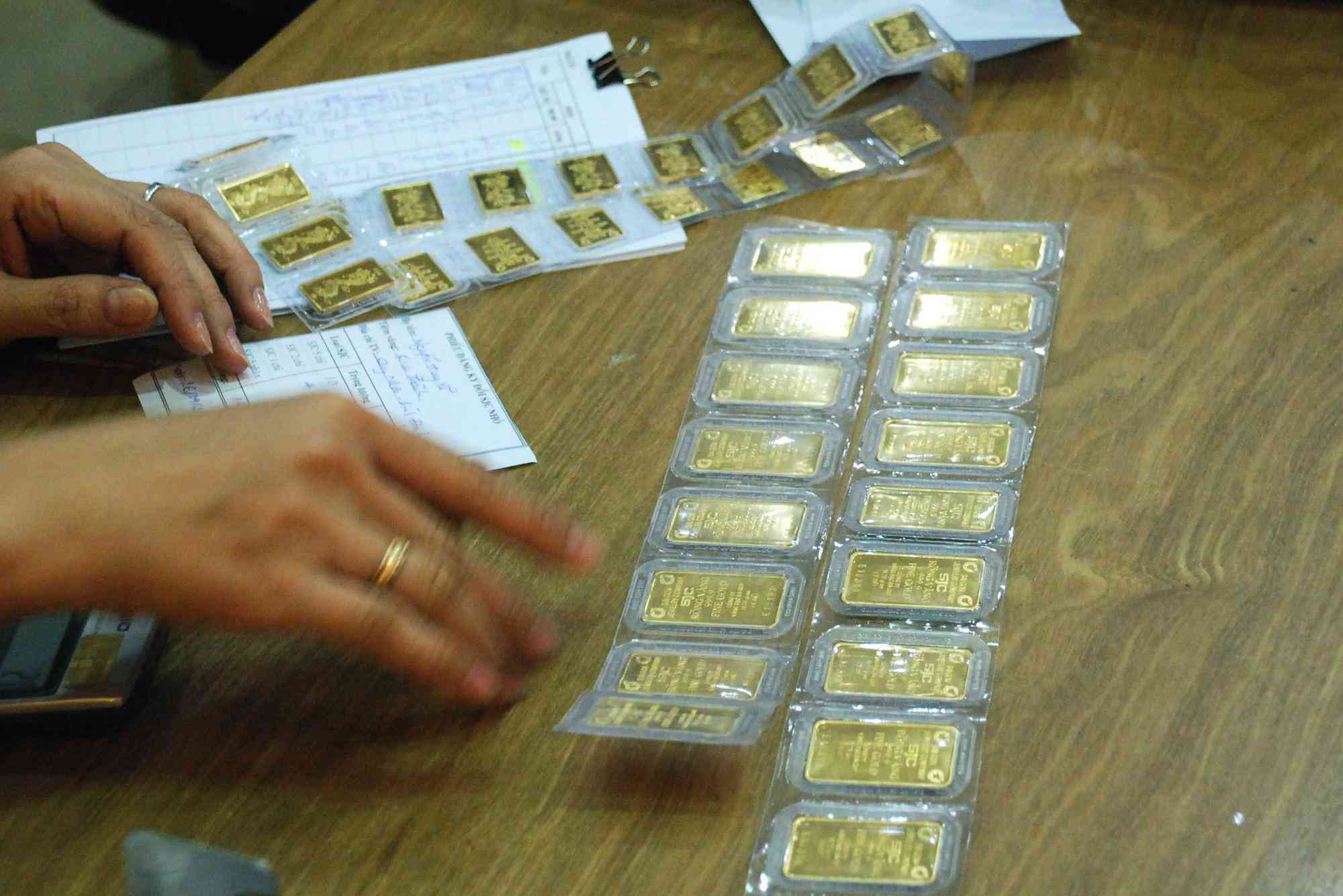 Giá vàng hôm nay của thế giới suy yếu