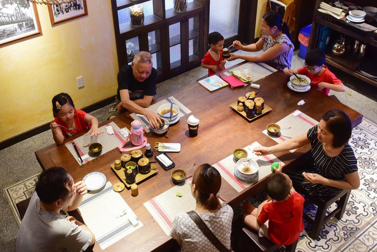 TP HCM chính thức cho phép bán ăn tại chỗ từ ngày 25-10; Ảnh: Hoàng Triều