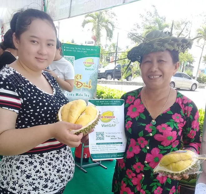 Chị Nguyễn Thị Thinh (bên phải) với sản phẩm sầu riêng của quê hương Bến Tre