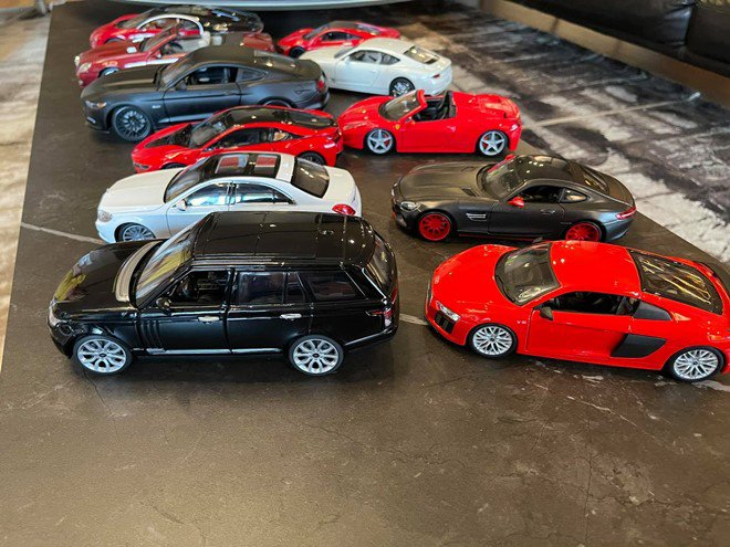 Nhà có điều kiện nên Thành Trung - Ngọc Hương không để con thiếu thốn, tại cả dàn siêu xe cực chất.