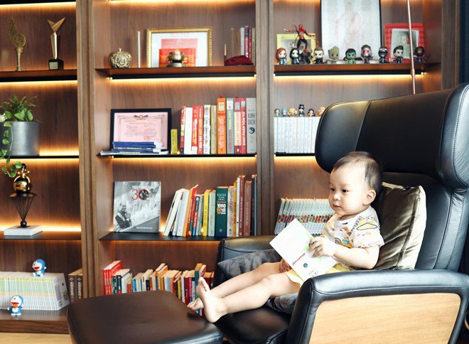 Bà xã nam MC cũng thường xuyên chia sẻ những khoảnh khắc hàng ngày của 2 cậu nhóc trong penthouse 18 tỷ của mình.