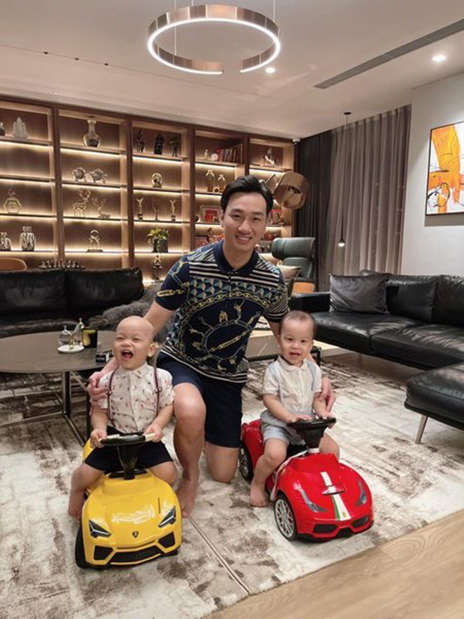 2 cậu con trai là cục cưng của Thành Trung khiến nam MC cứ đi xa là nhớ. Anh bày tỏ: Đi mấy ngày mà nhớ 2 ông nhõi này vô cùng.