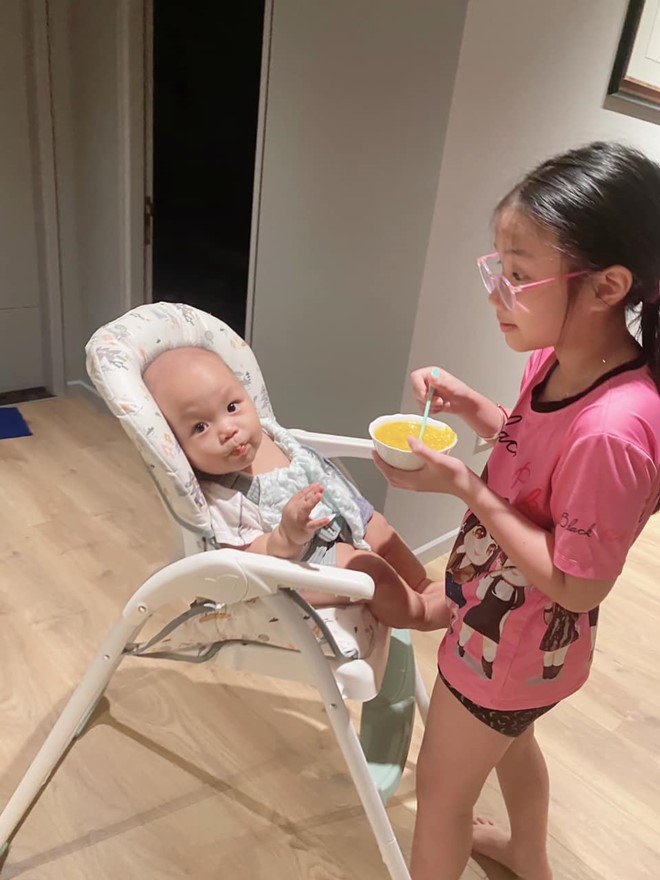 Có thể thấy con gái nam MC rất vui vẻ và còn nhiệt tình chăm sóc 2 cậu em sinh đôi cùng cha khác mẹ.