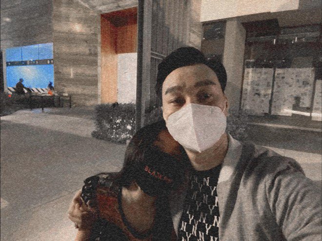 MC Thành Trung ôm con gái sau gần nửa năm xa cách vì dịch bệnh mới được gặp lại nhau.