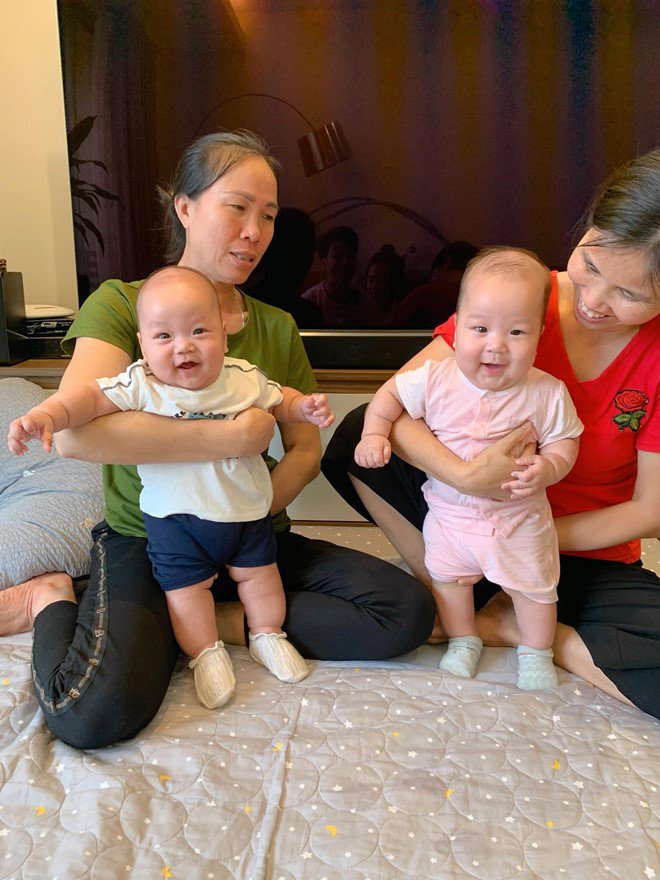 Nhờ được chăm sóc tốt mà cặp song sinh mỗi ngày một lớn và đáng yêu hơn.