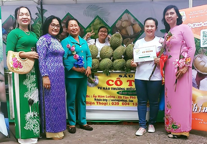 Chị Nguyễn Thị Thinh (thứ ba từ trái sang) nhờ những kiến thức và số vốn đã chủ động đổi mới để tìm đầu ra cho sản phẩm trong bối cảnh Covid-19