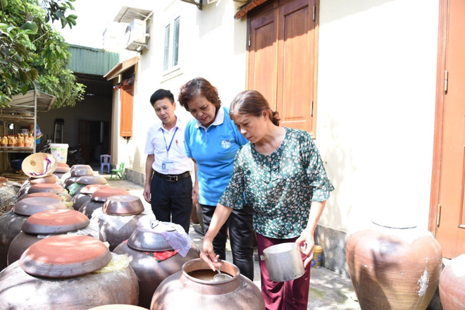 Chị Bùi Thị Hà thành công trong kinh doanh nước tương nhờ chương trình “Phụ nữ Việt tự tin làm kinh tế”