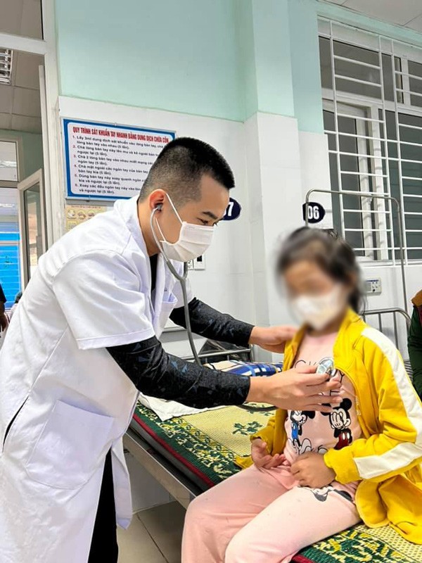 Cháu bé bị sốc phản vệ sau khi ăn mì tôm đã được các bác sĩ cấp cứu kịp thời. (Ảnh: BS Ngô Trung Dũng)