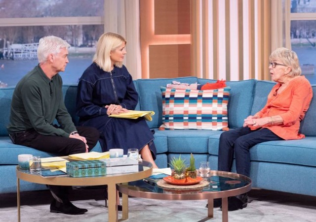 Cô dâu 82 tuổi tiết lộ chuyện amp;#34;thầm kínamp;#34; với chồng 36 tuổi khiến ai nấy đỏ mặt - 2