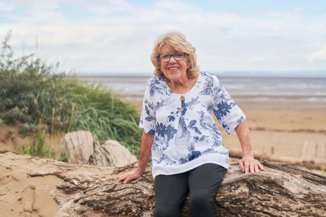 Cô dâu 82 tuổi tiết lộ chuyện amp;#34;thầm kínamp;#34; với chồng 36 tuổi khiến ai nấy đỏ mặt - 1