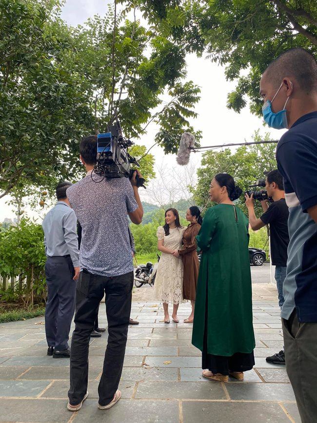 Kết thúc Hương Vị Tình Thân: Khánh Thy cùng chồng rạng rỡ mang hoa đón Nam trở về - 1