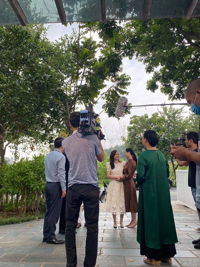 Kết thúc Hương Vị Tình Thân: Khánh Thy cùng chồng rạng rỡ mang hoa đón Nam trở về - 2