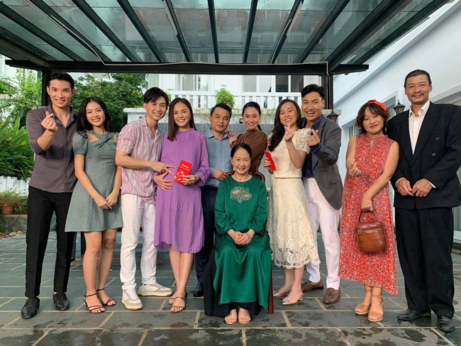 Kết thúc Hương Vị Tình Thân: Khánh Thy cùng chồng rạng rỡ mang hoa đón Nam trở về - 4