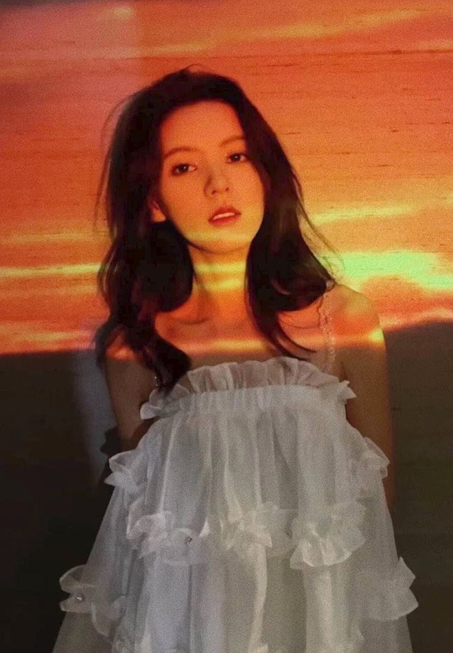 Nhan sắc của cô được báo chí ca ngợi.