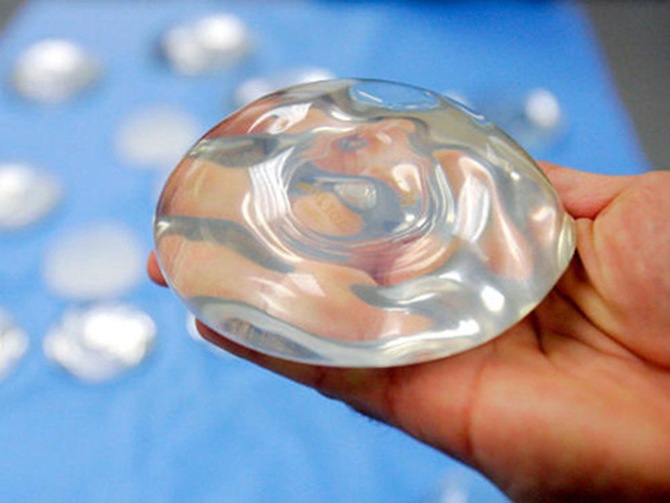 Sử dụng túi ngực silicon là phương pháp thông dụng và cần ít thời gian hồi phục hơn. Riêng Angelina Jolie chọn cách tái tạo lại bằng mô mềm.