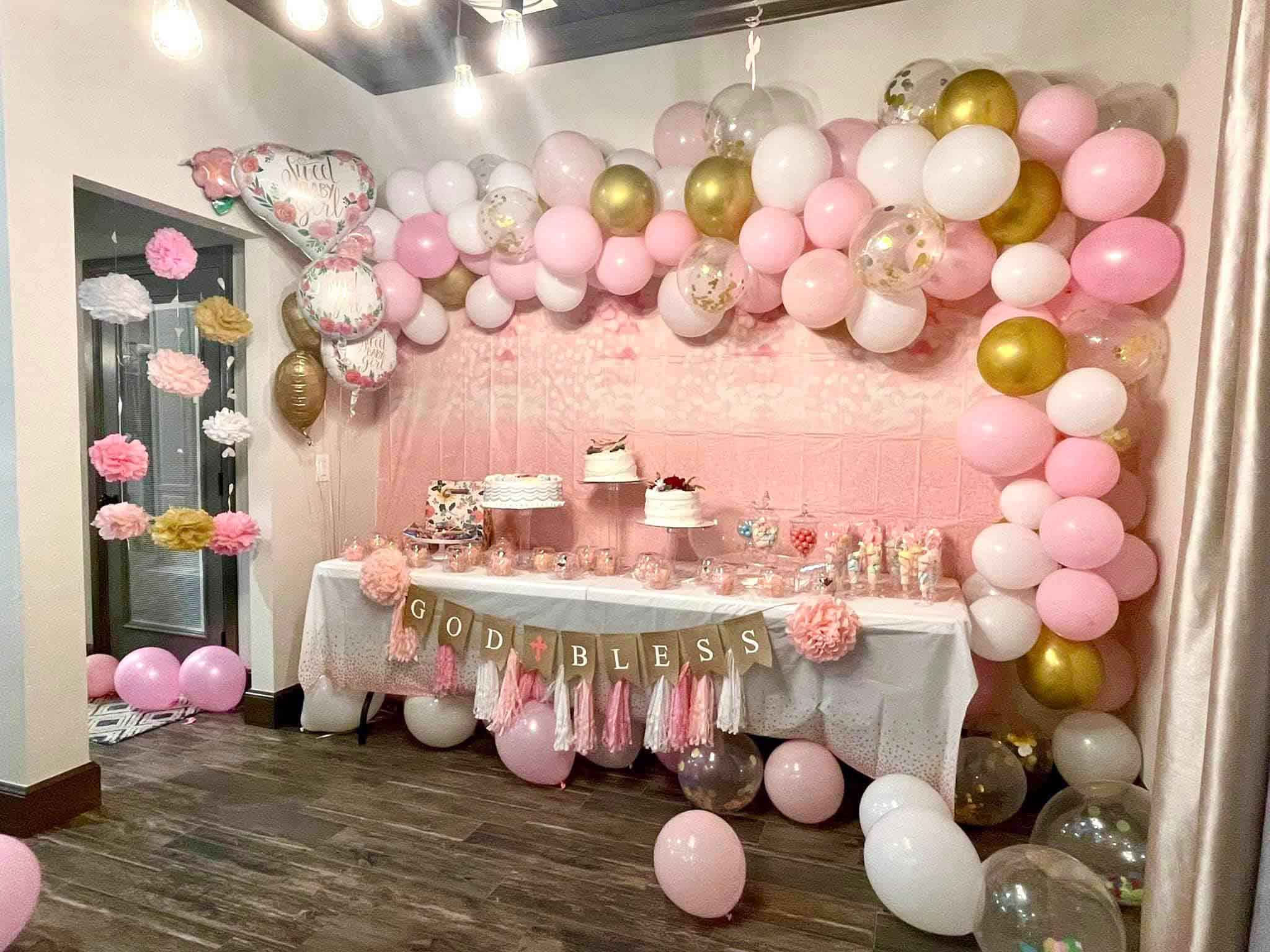 Không gian tiệc ngập tràn sắc hồng.