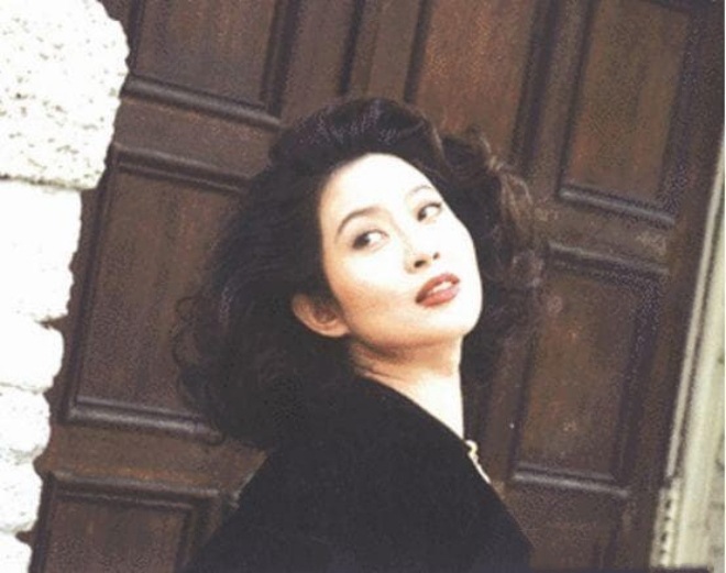 Vẻ đẹp thời trẻ của Phó Lệ Lợi khiến cô được nhiều đấng mày râu theo đuổi.