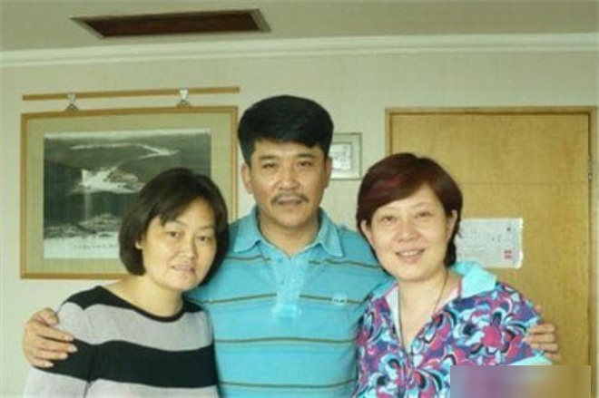 Phó Lệ Lợi (phải) không thể sinh con sau khi mắc bệnh nhưng cô vẫn được ông xã yêu chiều và quan tâm.