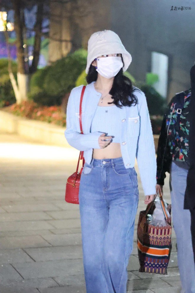 Nàng Tiểu Cốt mặc áo ngắn cũn cỡn hở rốn gây sốt.