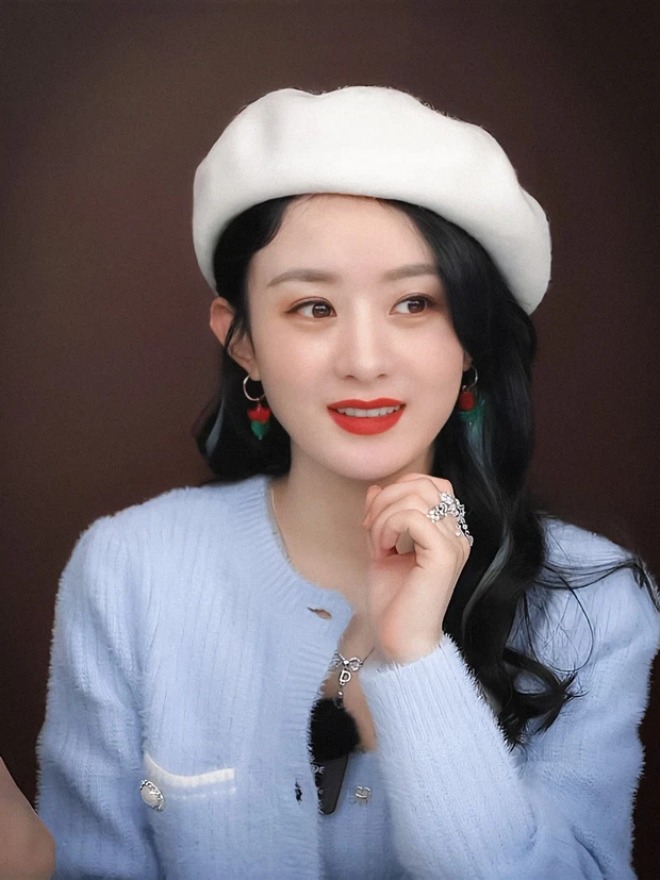 Thời gian này, Triệu Lệ Dĩnh tăng cân nên trông có phần mũm mĩm.