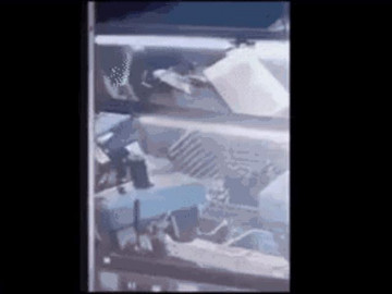 Thấy vợ nói chuyện với đàn ông, chồng nổi cơn ghen tuông dùng xẻng đánh chết đồng nghiệp của vợ