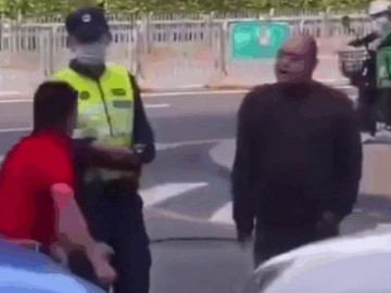  Clip: Va chạm, 2 người đàn ông đi đường quyền trước mặt cảnh sát 