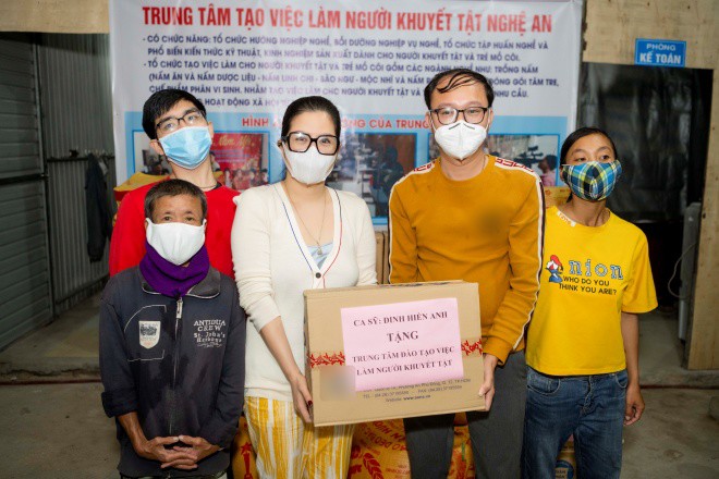Nữ ca sĩ Đinh Hiền Anh vừa có chuyến ghé thăm Trung tâm tạo việc làm người khuyết tật Nghệ An.