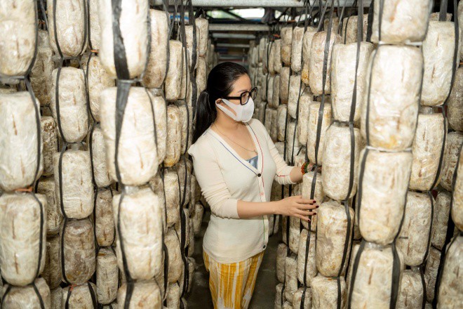 Sau chuyến đi, Đinh Hiền Anh còn chia sẻ thông tin lên trang cá nhân để nhiều mạnh thường quân giúp đỡ trung tâm bằng tiền mặt, nhu yếu phẩm hoặc tìm nguồn tiêu thụ sản phẩm cho các em.