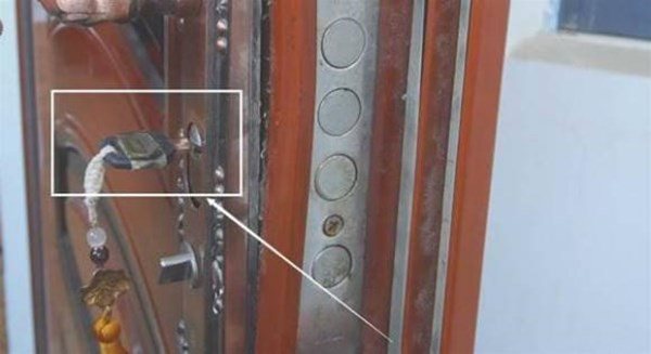 Tại sao nên cắm chìa khóa vào cửa trước khi đi ngủ? Có nhà đã làm sai mấy chục năm - 2