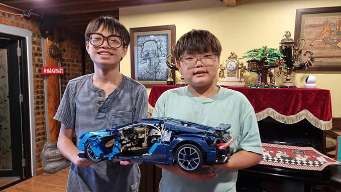 Bi Béo từng làm thơ tại chỗ kể về những điều xung quanh, trong đó có phần nói xấu anh trai. Trong bài thơ làm trong vài phút, Bi Béo nêu đủ tật xấu của anh, đã vậy còn đúng vần điệu khiến mẹ khoái chí.