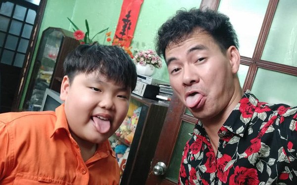 Đối thoại với cậu con trai hay lý sự và thích bắt bẻ, Xuân Bắc nhiều lần cứng họng. Các câu chuyện khi được kể lại đều khiến khán giả cười lăn trước sự duyên dáng của 2 bố con.