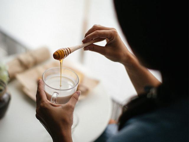 Vì sao nên ăn một thìa mật ong mỗi tối trước khi ngủ? Phụ nữ thấy tác dụng rõ nhất