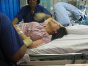 Bà bầu - Chồng đi vắng, vợ lăn lộn sinh con trong nhà vệ sinh, y tá đến phát hiện điều bất ngờ