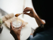 Sức khỏe - Vì sao nên ăn một thìa mật ong mỗi tối trước khi ngủ? Phụ nữ thấy tác dụng rõ nhất