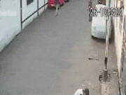 Clip Eva - Video: Nhóm trẻ đốt pháo ngay trên nắp cống rò rỉ khí ga, cảnh tượng sau đó khiến ai cũng hoảng hồn