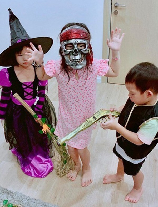 Halloween: Minh Hà trang điểm cho con hết hộp mắt nước, Lý Hải phải dùng than để hoạ mặt - 4