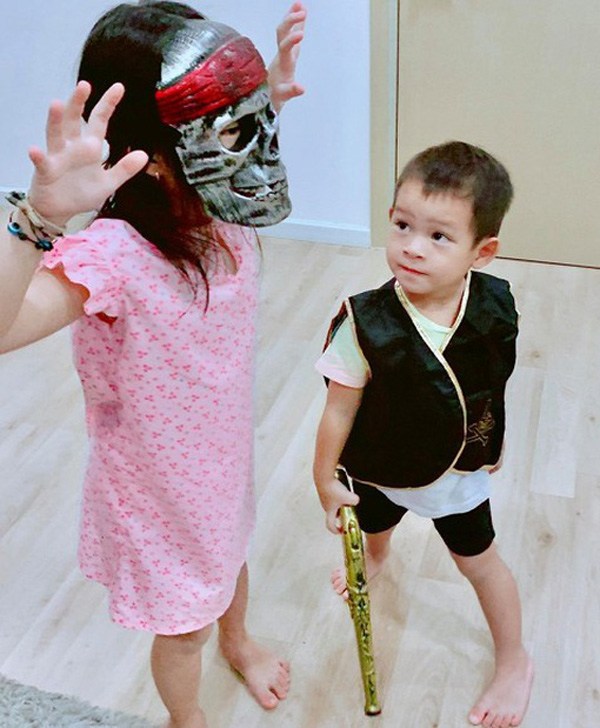 Halloween: Minh Hà trang điểm cho con hết hộp mắt nước, Lý Hải phải dùng than để hoạ mặt - 5