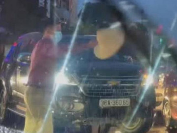                               Clip: Cầm nón giúp xe thoát tắc đường, quý ông nhận mưa tim, like 