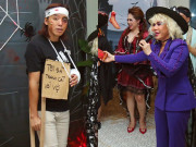 Giải trí - Chồng Việt Hương chống nạng, đeo bảng thấy tội, xuất hiện người rất giống CEO Phương Hằng